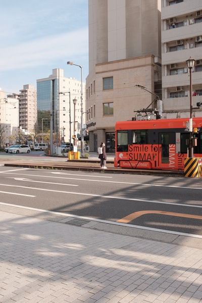 白天道路上的红白电车